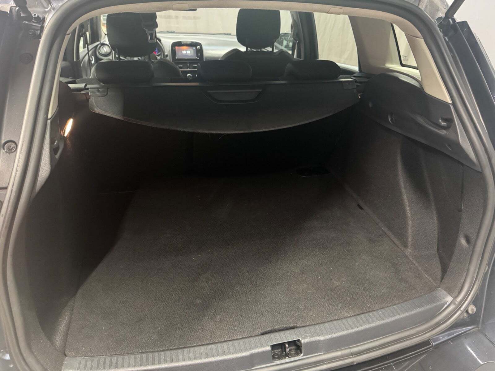 Grå Renault Clio IV fra 2017