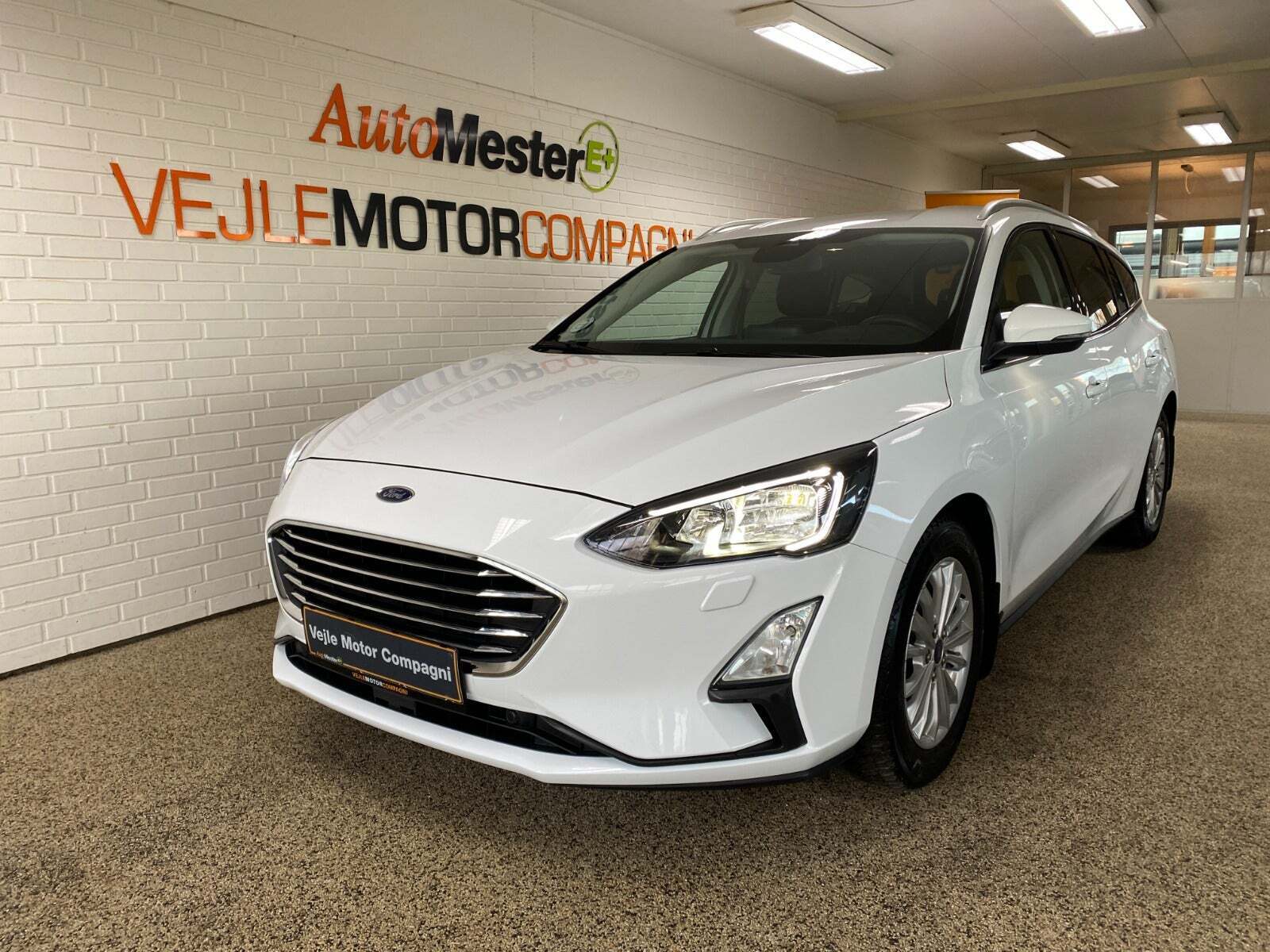 Hvid Ford Focus fra 2021 set udefra