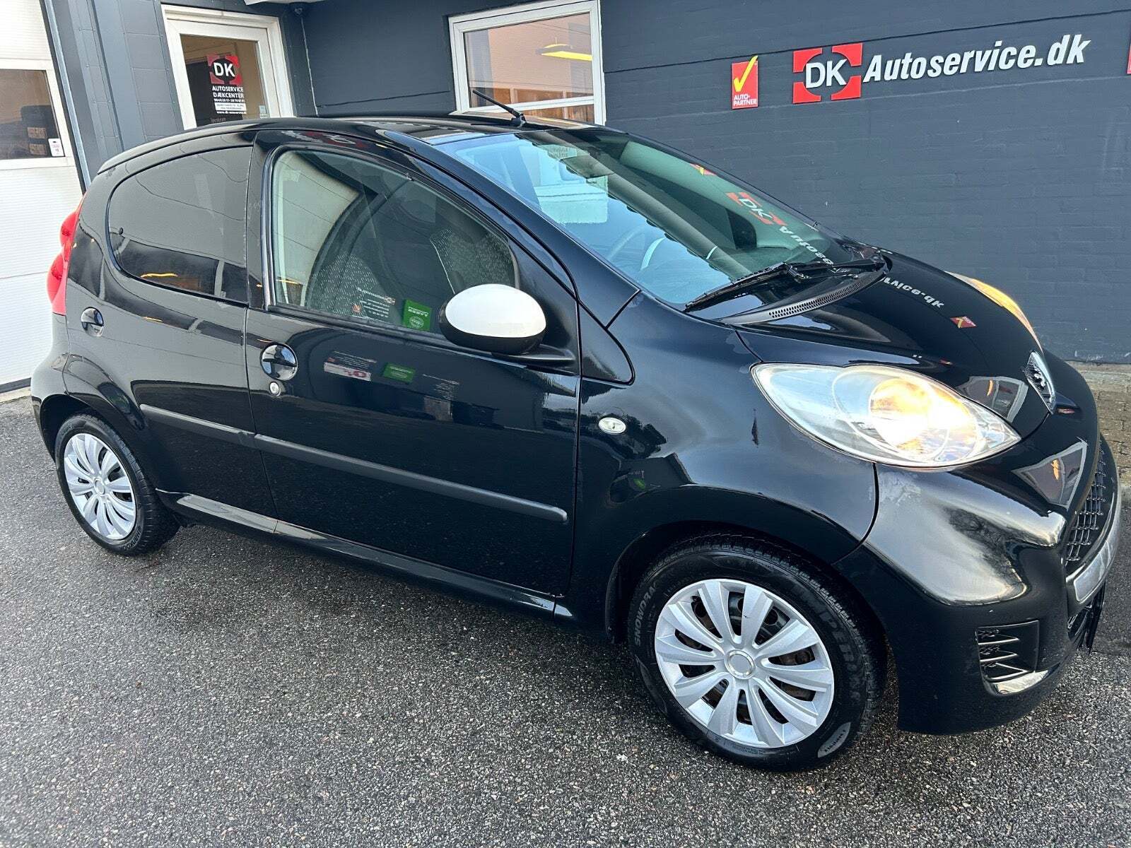 Sort Peugeot 107 fra 2011