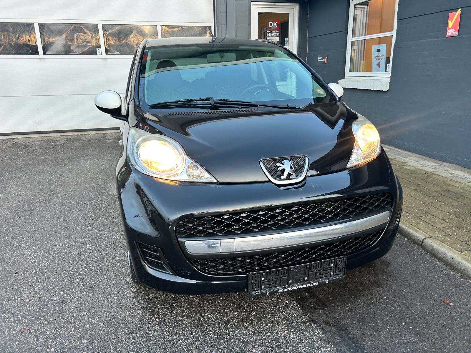 Sort Peugeot 107 fra 2011