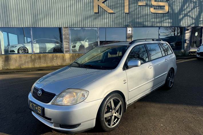 Grå Toyota Corolla fra 2002 set udefra