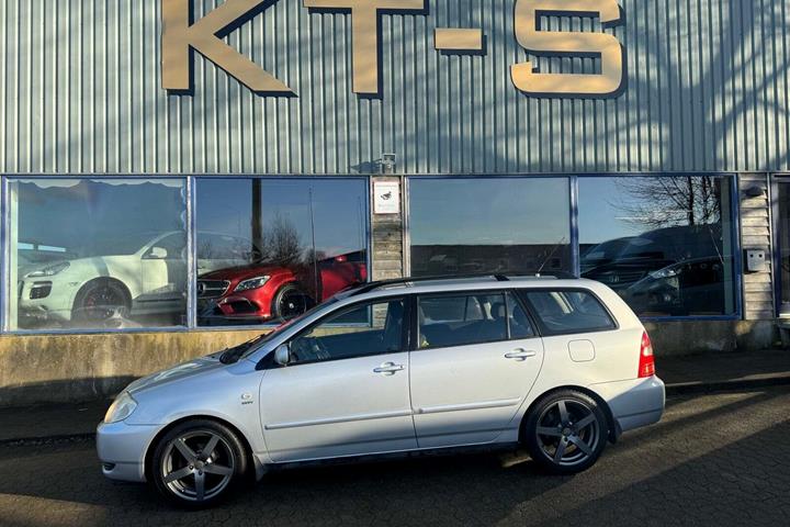 Grå Toyota Corolla fra 2002