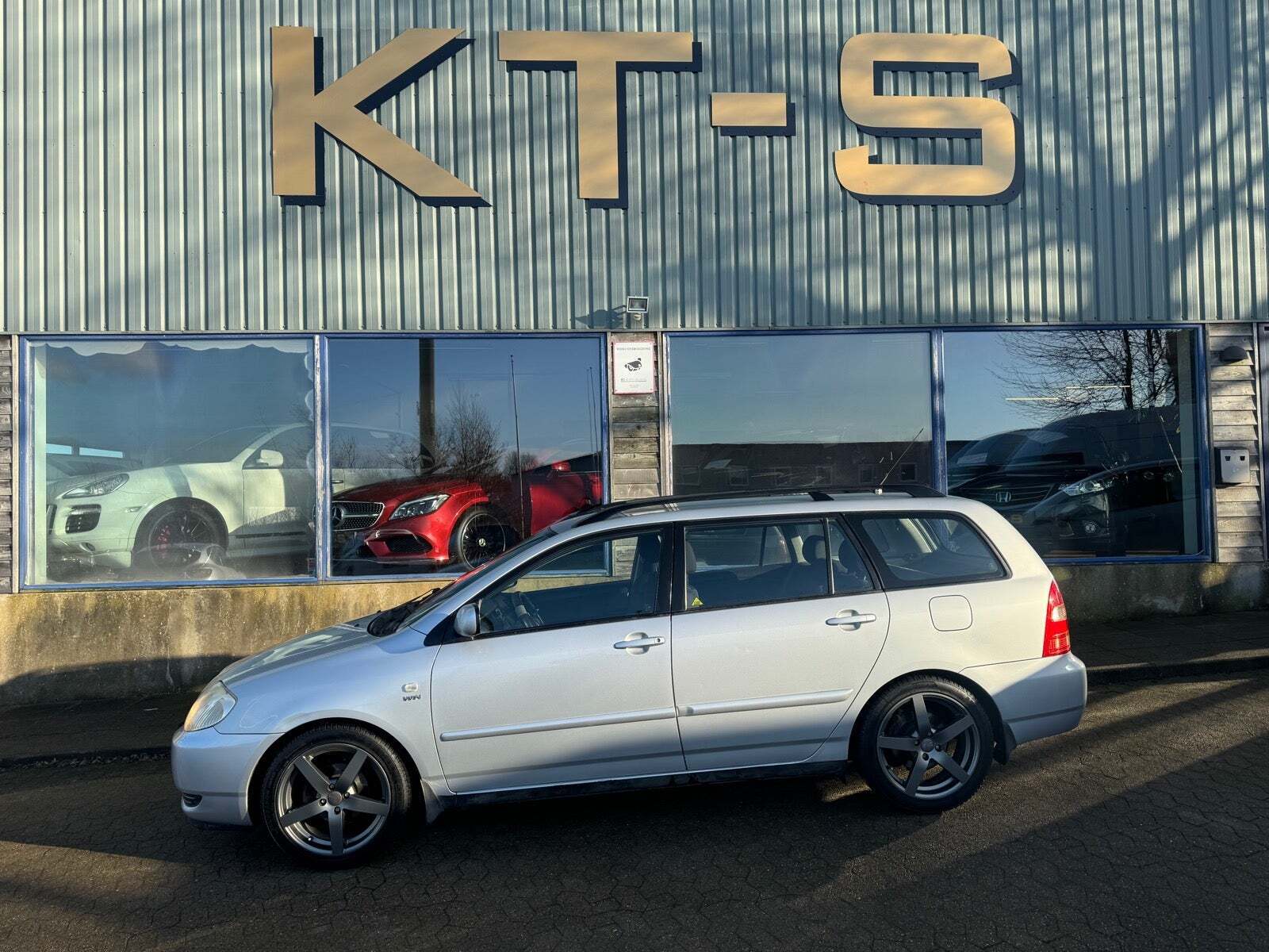 Grå Toyota Corolla fra 2002