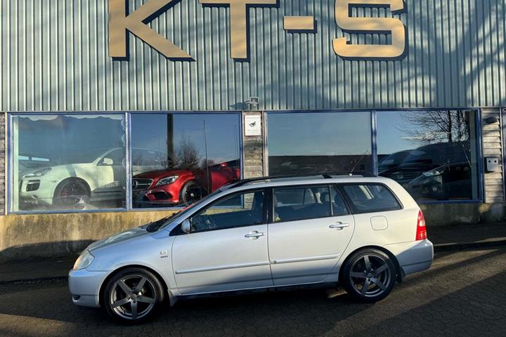 Grå Toyota Corolla fra 2002