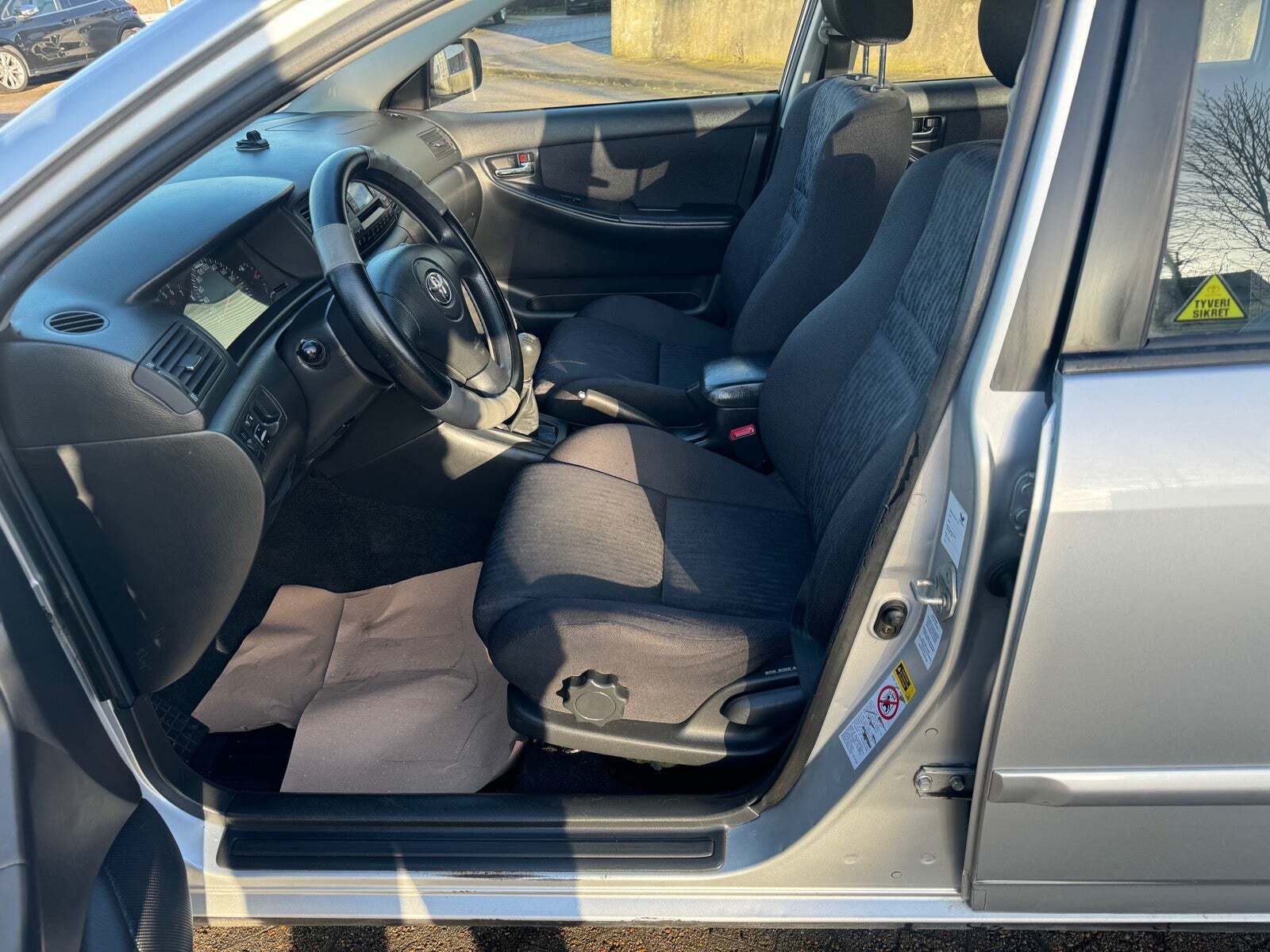 Grå Toyota Corolla fra 2002