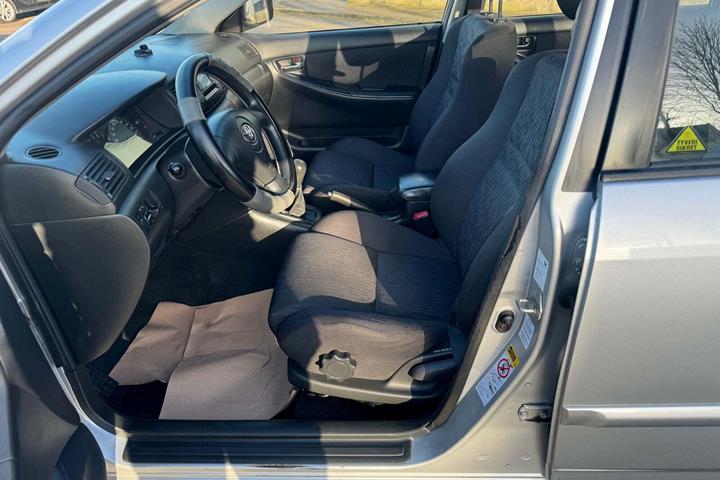 Grå Toyota Corolla fra 2002