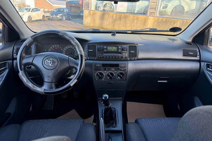 Grå Toyota Corolla fra 2002
