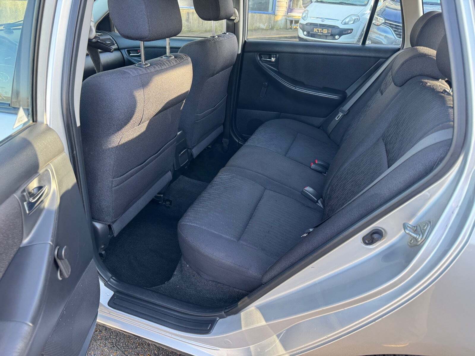 Grå Toyota Corolla fra 2002