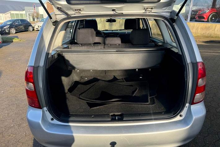 Grå Toyota Corolla fra 2002