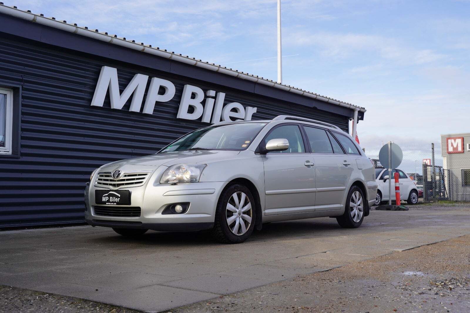 Sølv Toyota Avensis fra 2007