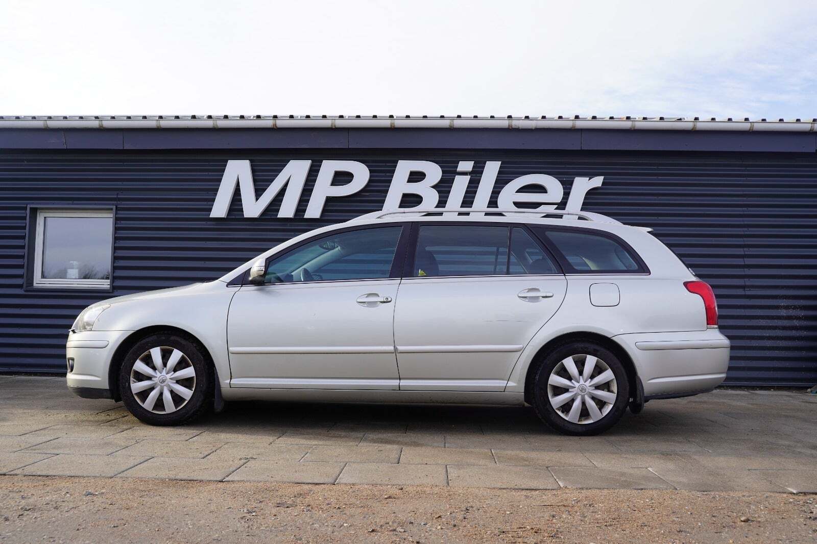 Sølv Toyota Avensis fra 2007