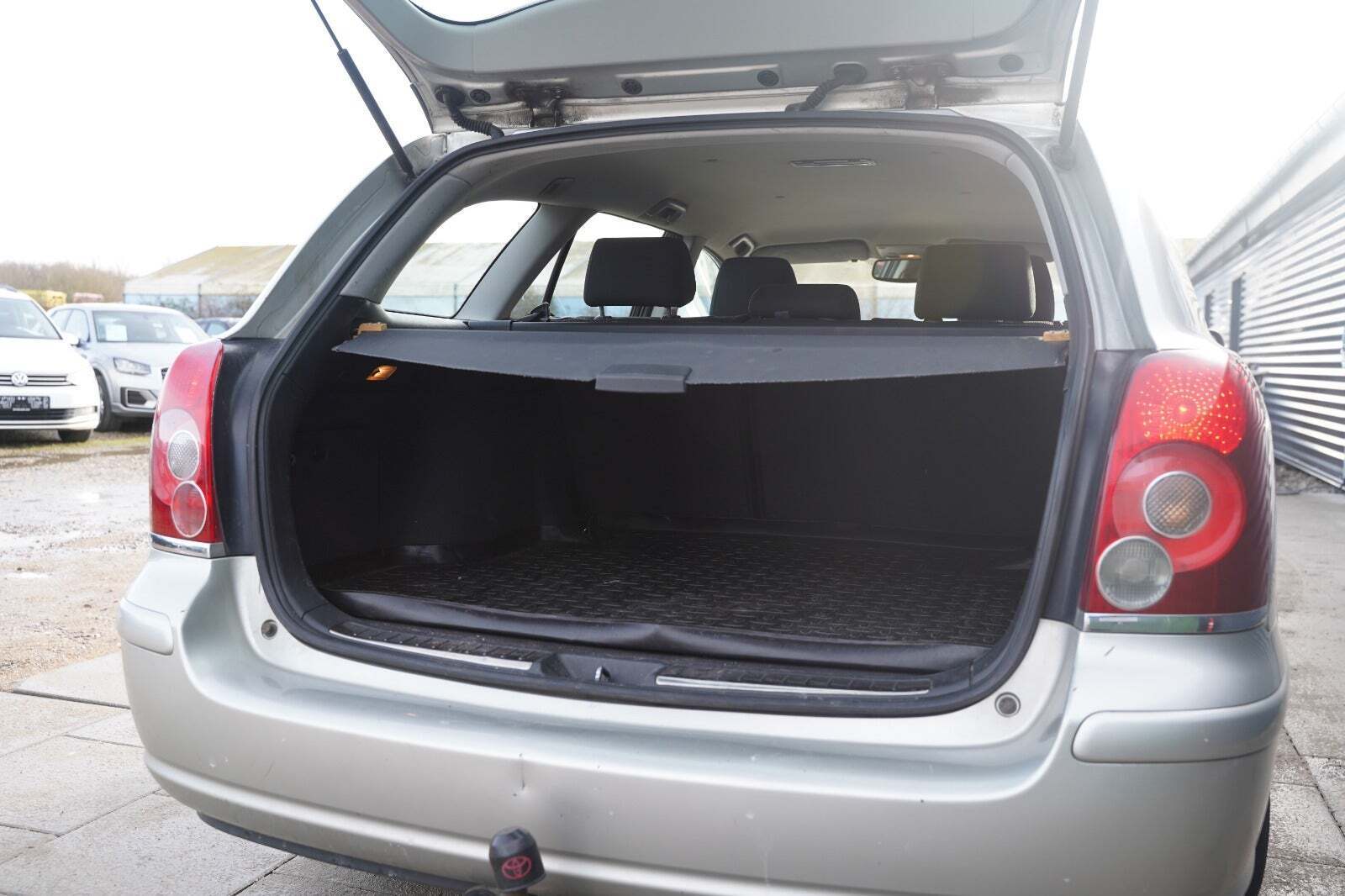 Sølv Toyota Avensis fra 2007