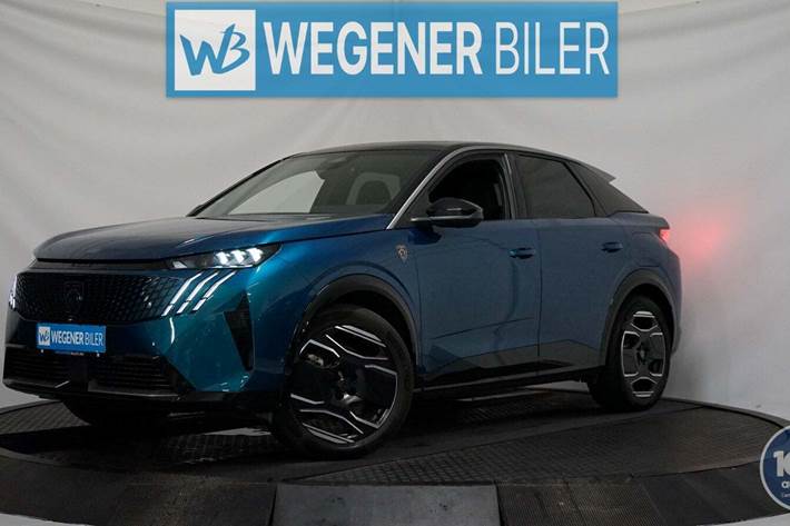 Blå Peugeot e-3008 fra 2024 set udefra