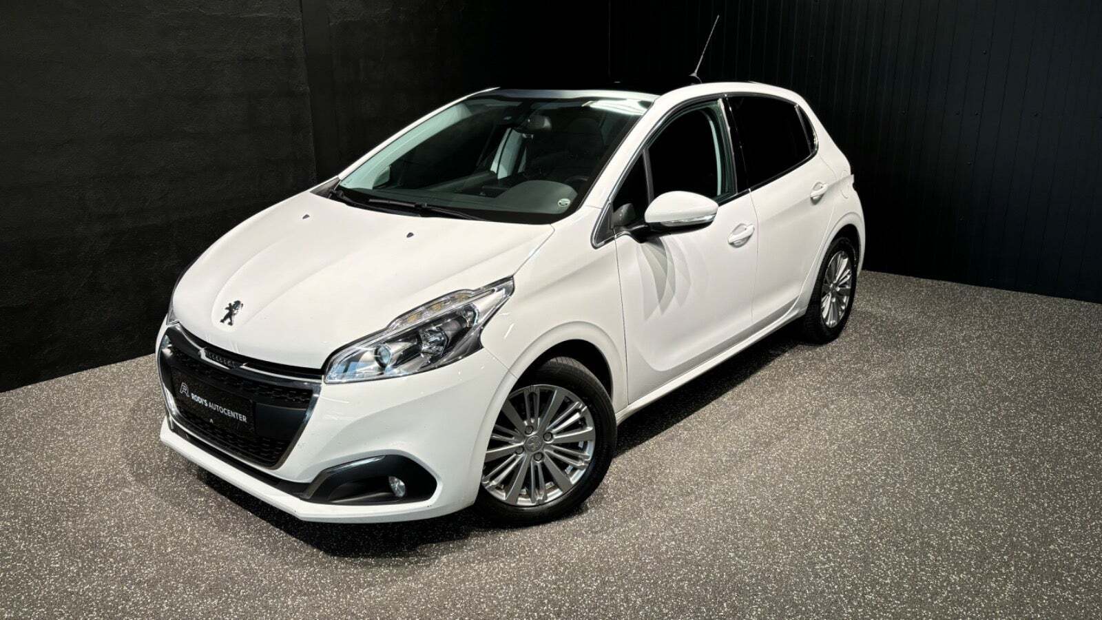Hvid Peugeot 208 fra 2018 set udefra