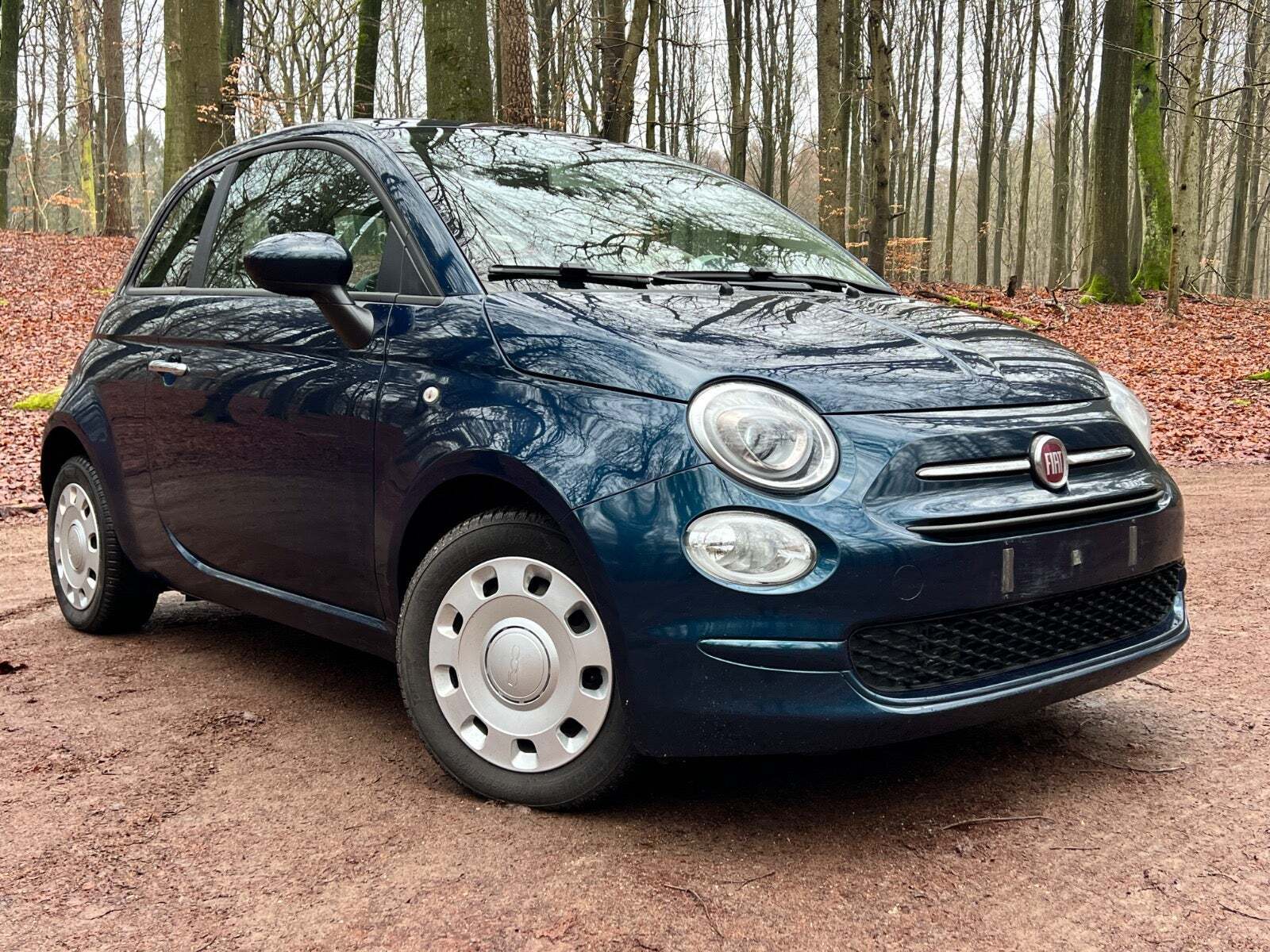 Blå Fiat 500 fra 2017 set udefra
