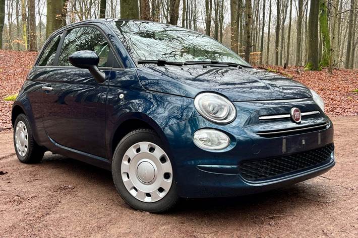 Blå Fiat 500 fra 2017 set udefra