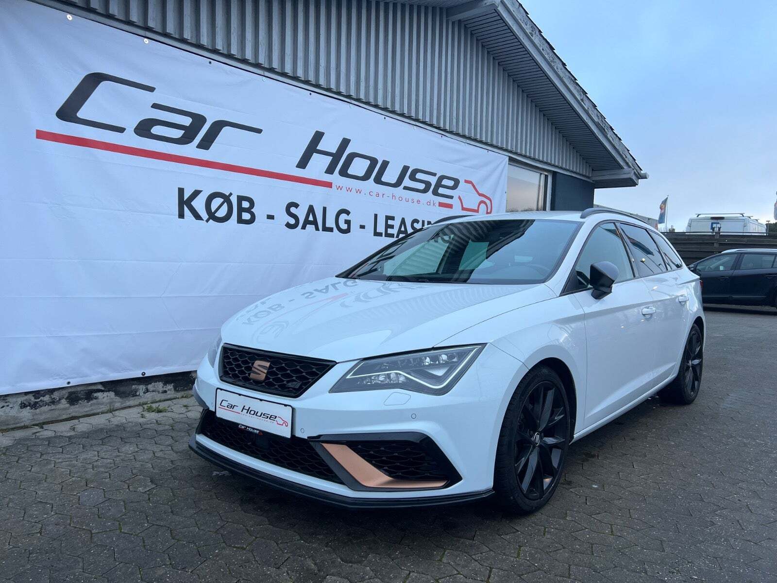 Hvid Seat Leon fra 2020 set udefra