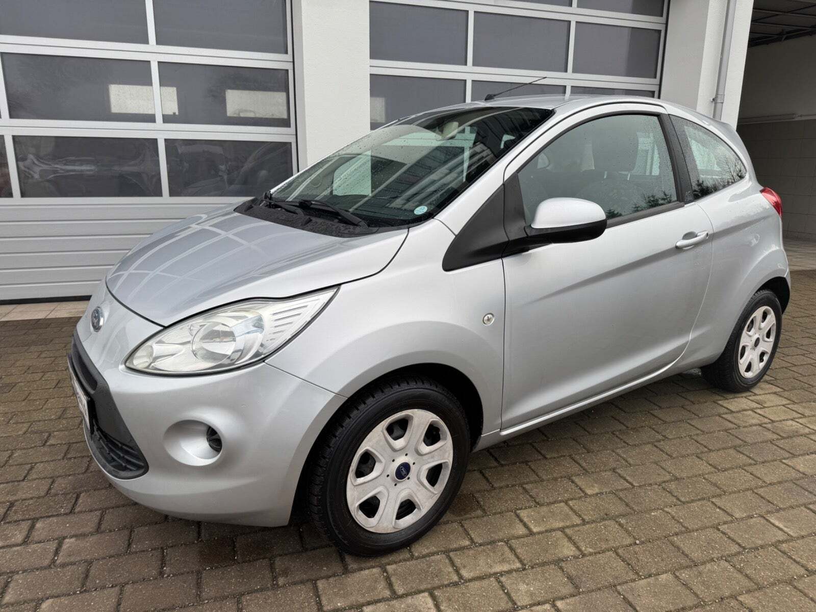 Sølv Ford Ka fra 2010 set udefra