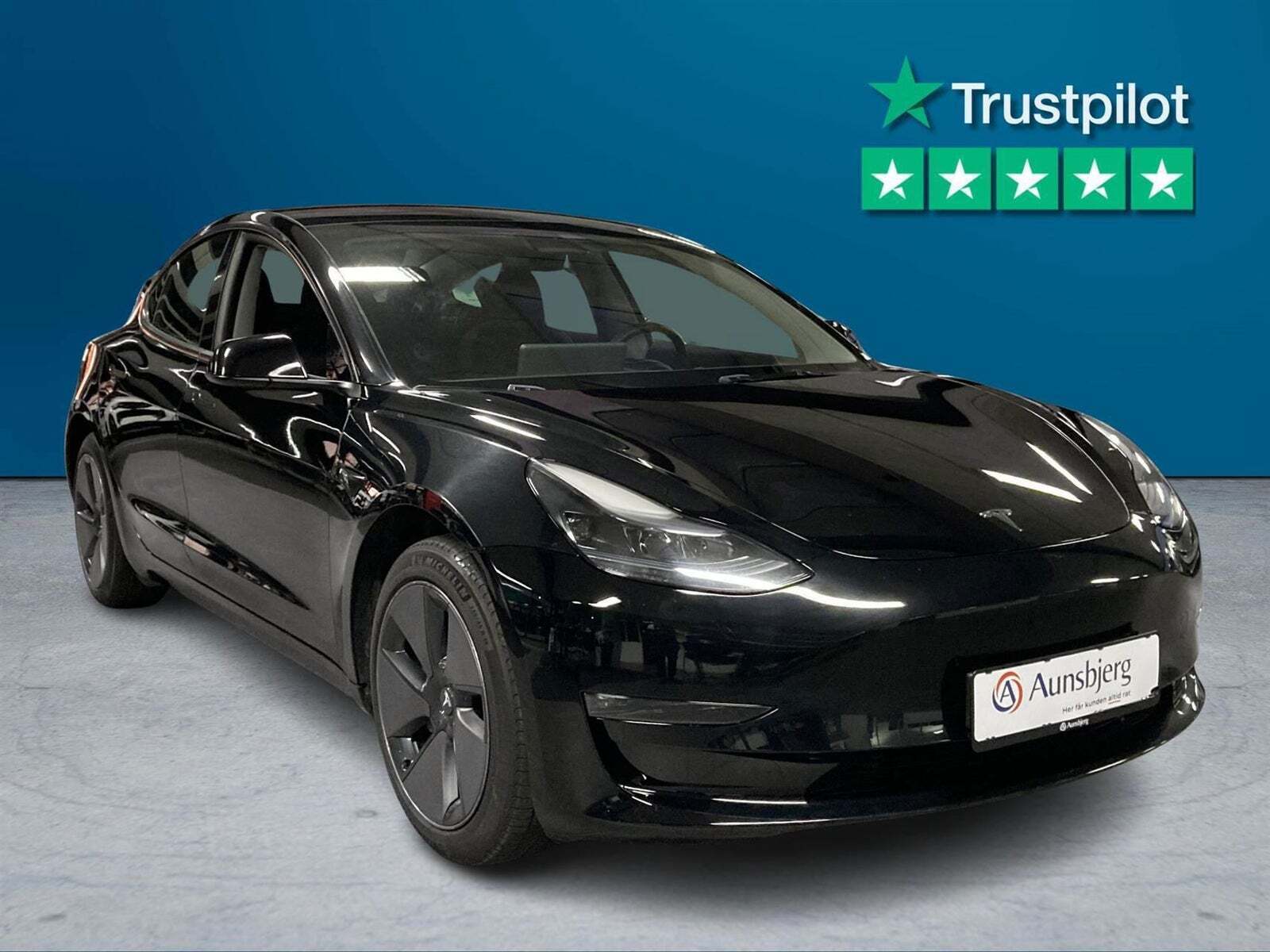 Sort Tesla Model 3 fra 2023 set udefra