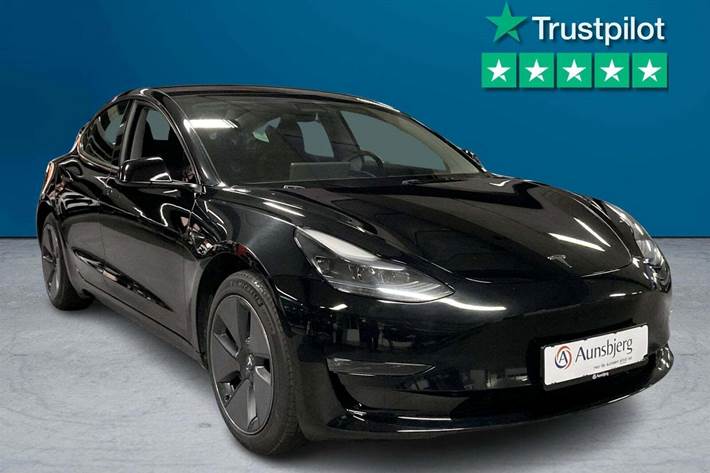 Sort Tesla Model 3 fra 2023 set udefra