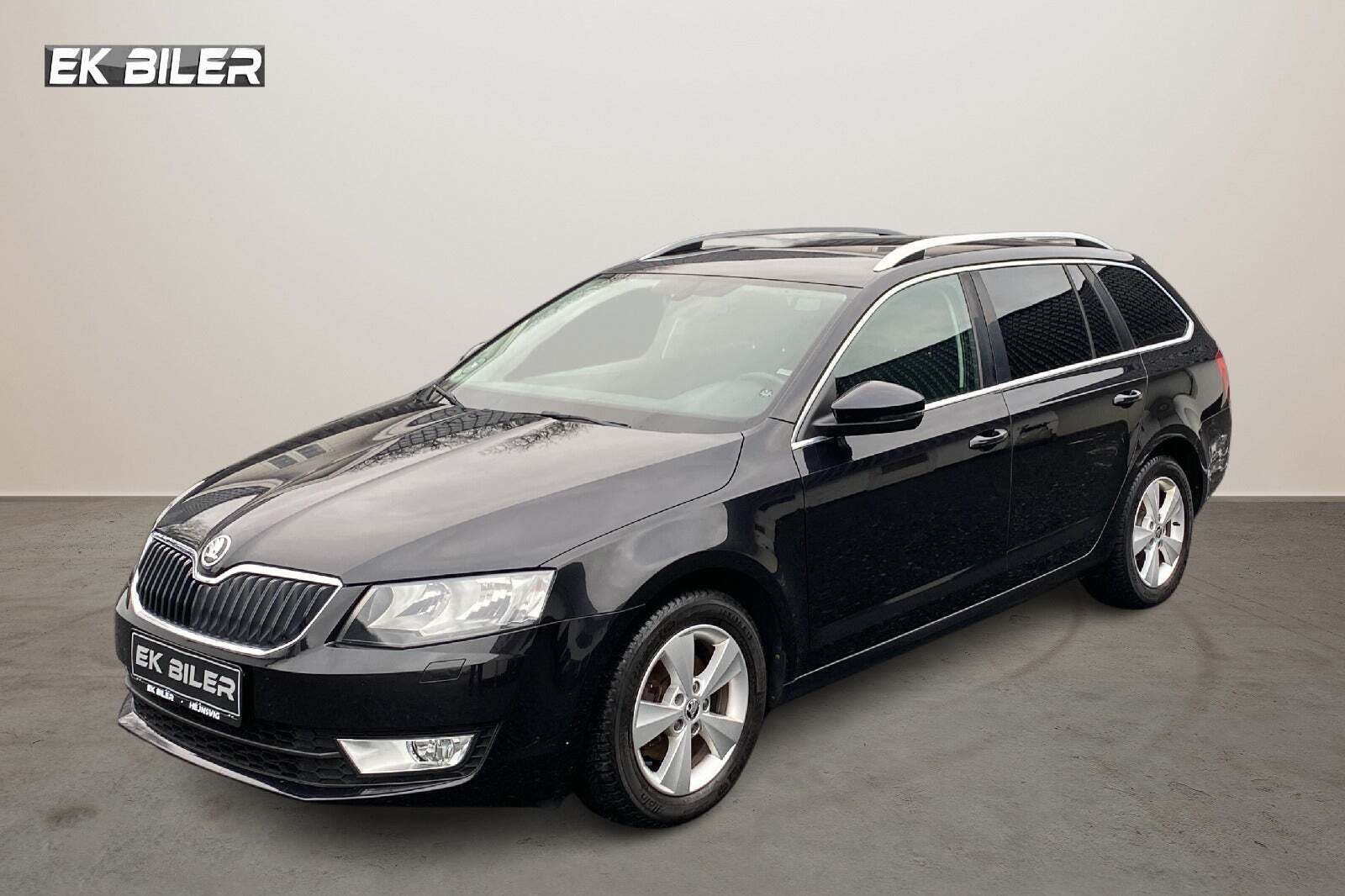 Sort Skoda Octavia fra 2015 set udefra