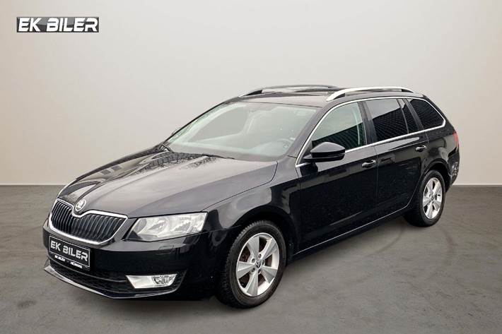 Sort Skoda Octavia fra 2015 set udefra