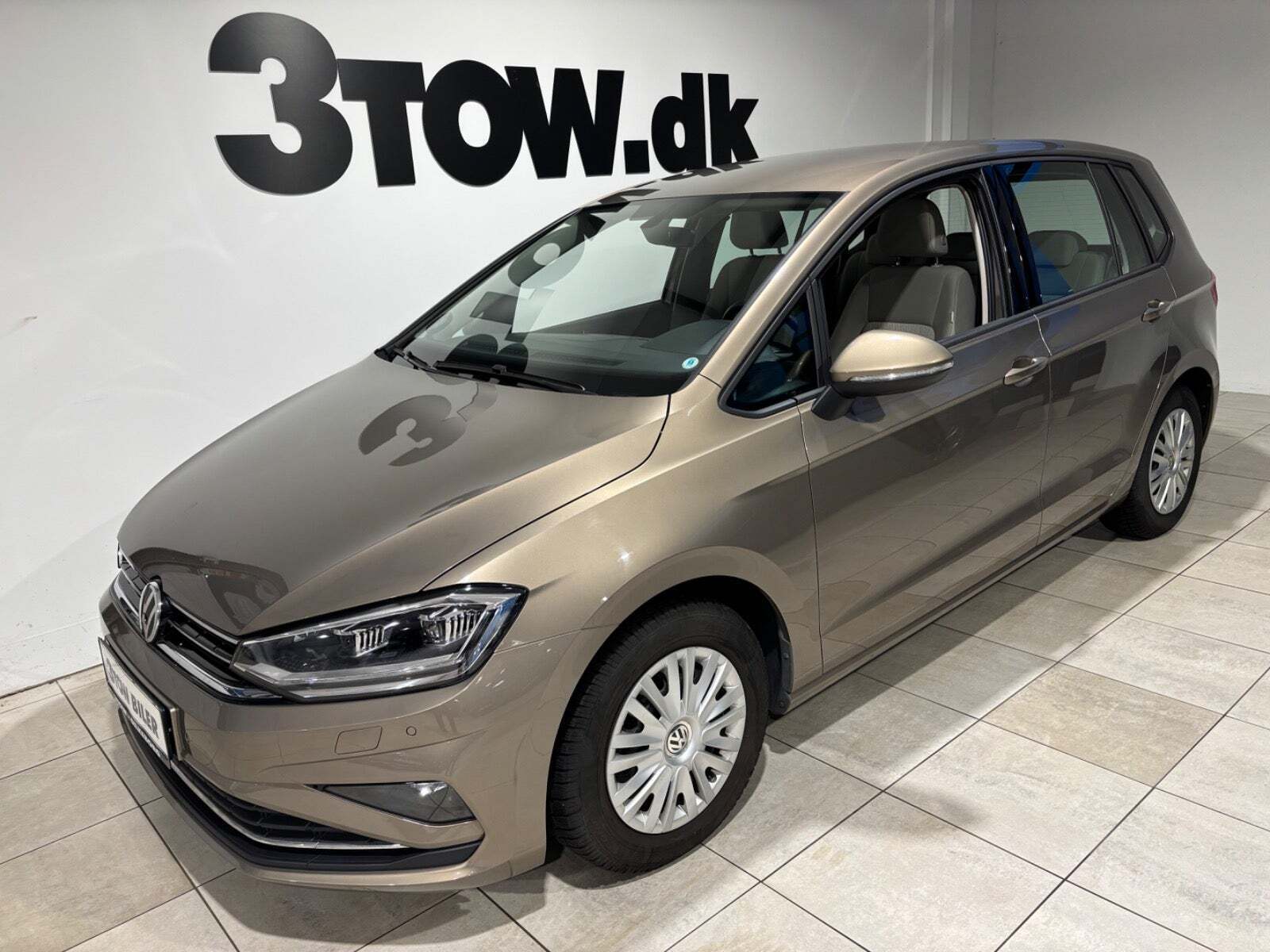 Bronze VW Golf Sportsvan fra 2018 set udefra