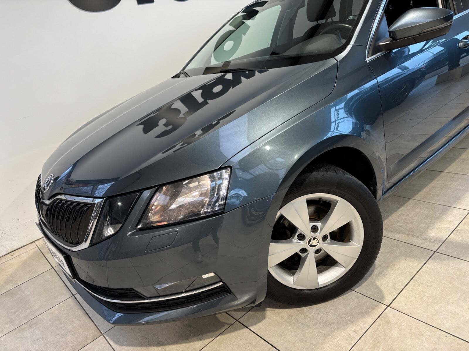 Grå Skoda Octavia fra 2018