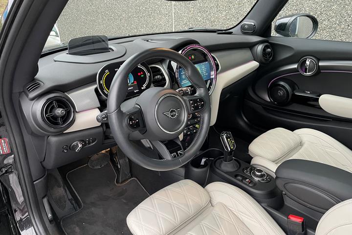 Sort Mini Cooper SE fra 2023