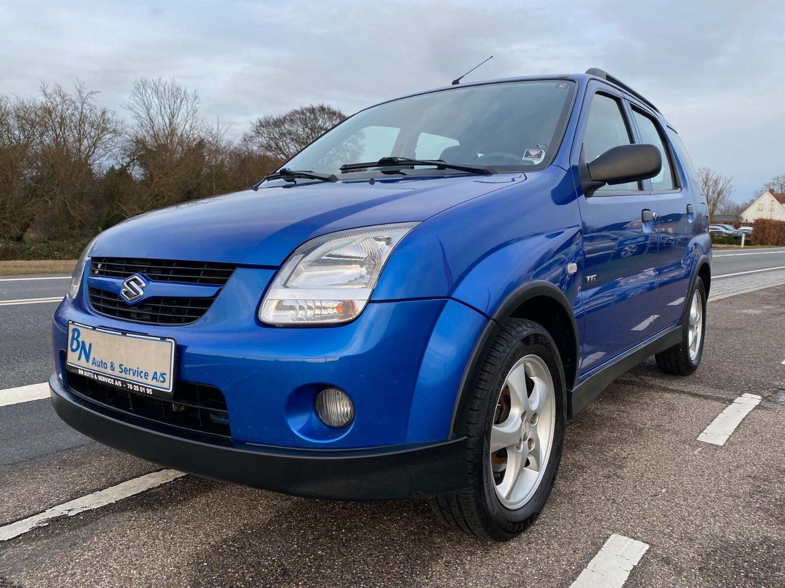 Blå Suzuki Ignis fra 2007 set udefra