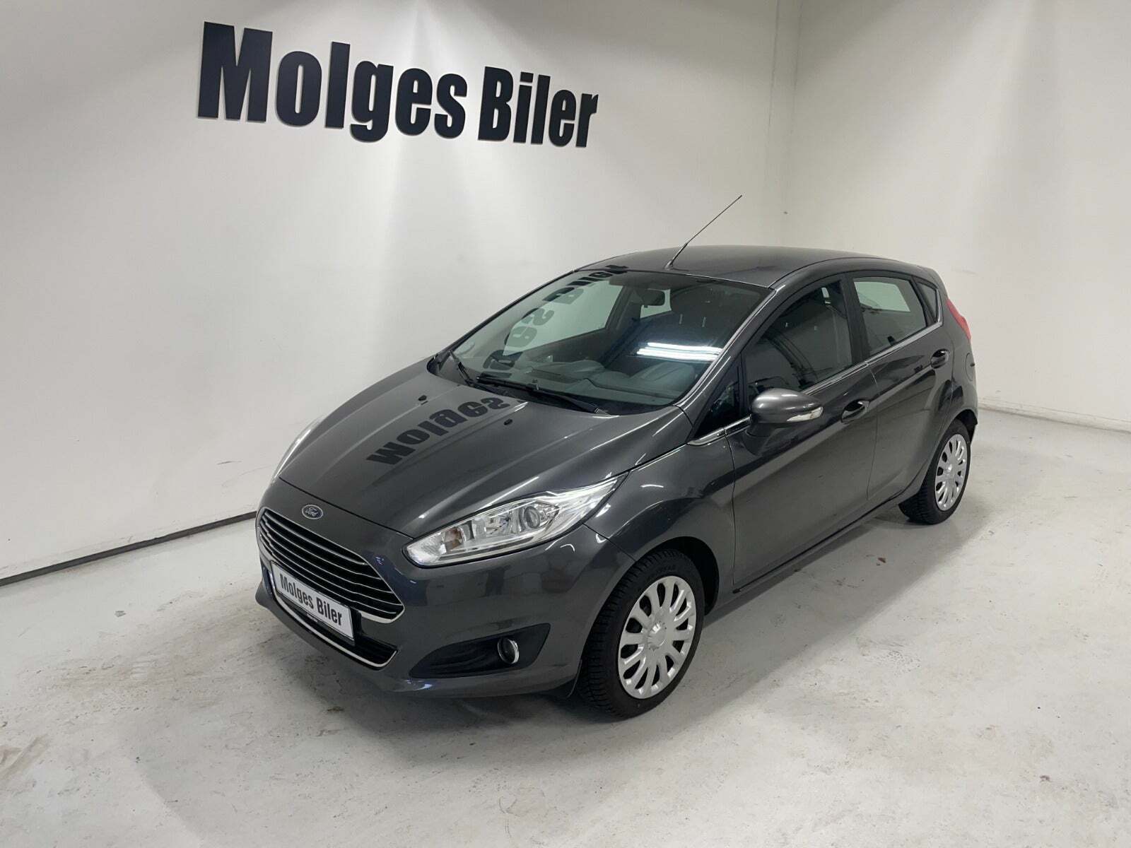 Grå Ford Fiesta fra 2015