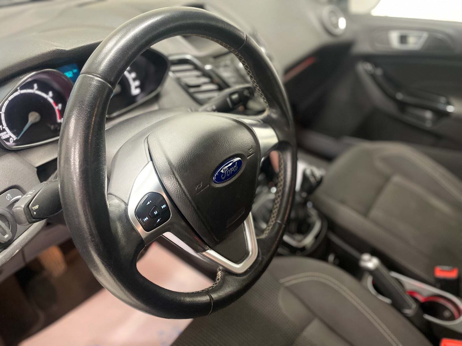 Grå Ford Fiesta fra 2015