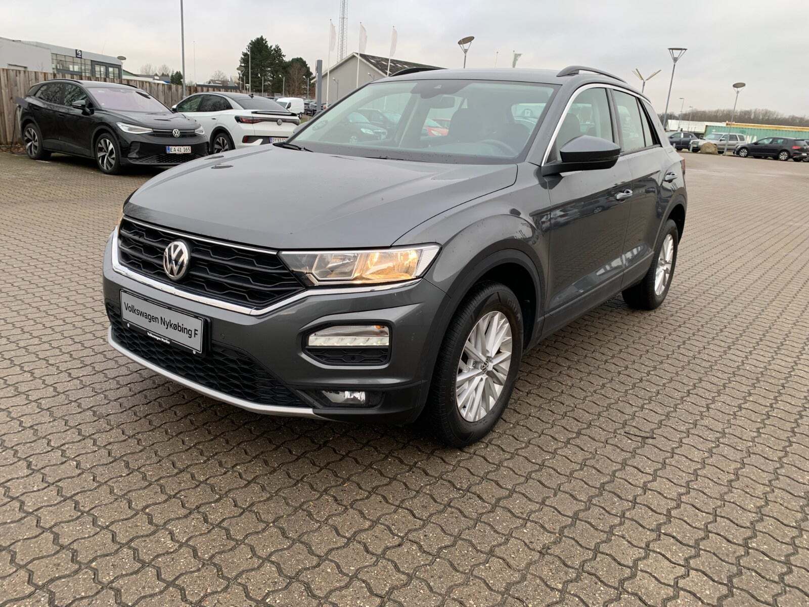Grå VW T-Roc fra 2019 set udefra
