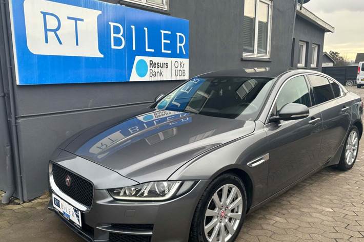 Grå Jaguar XE fra 2016 set udefra