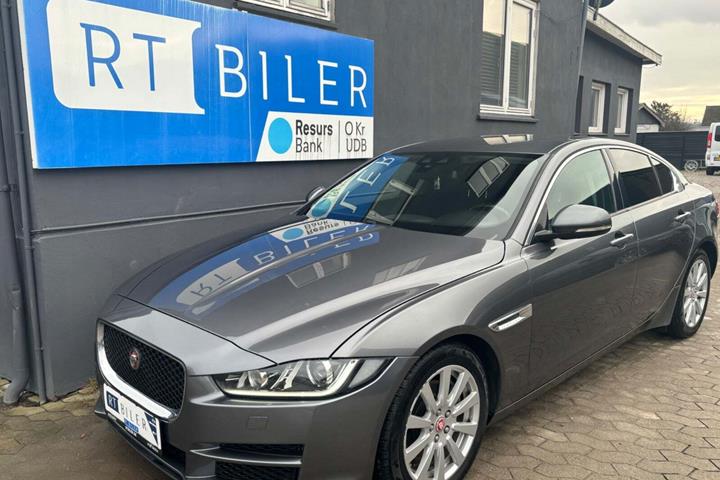 Grå Jaguar XE fra 2016 set udefra