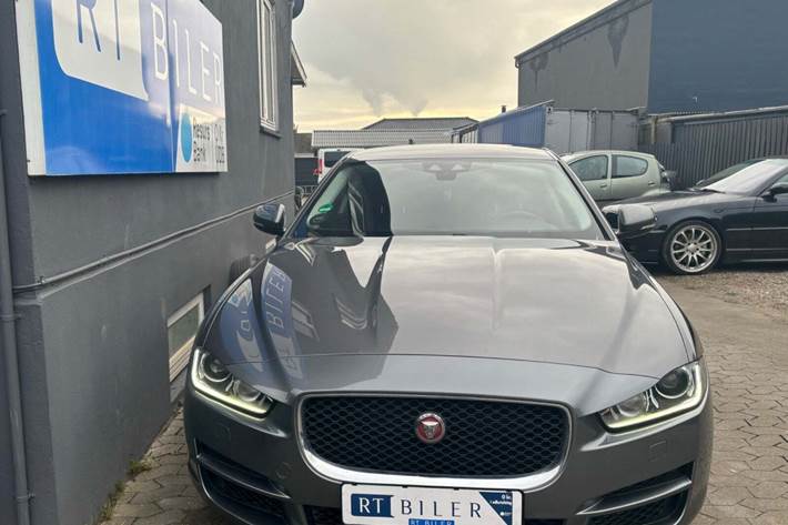 Grå Jaguar XE fra 2016 set udefra