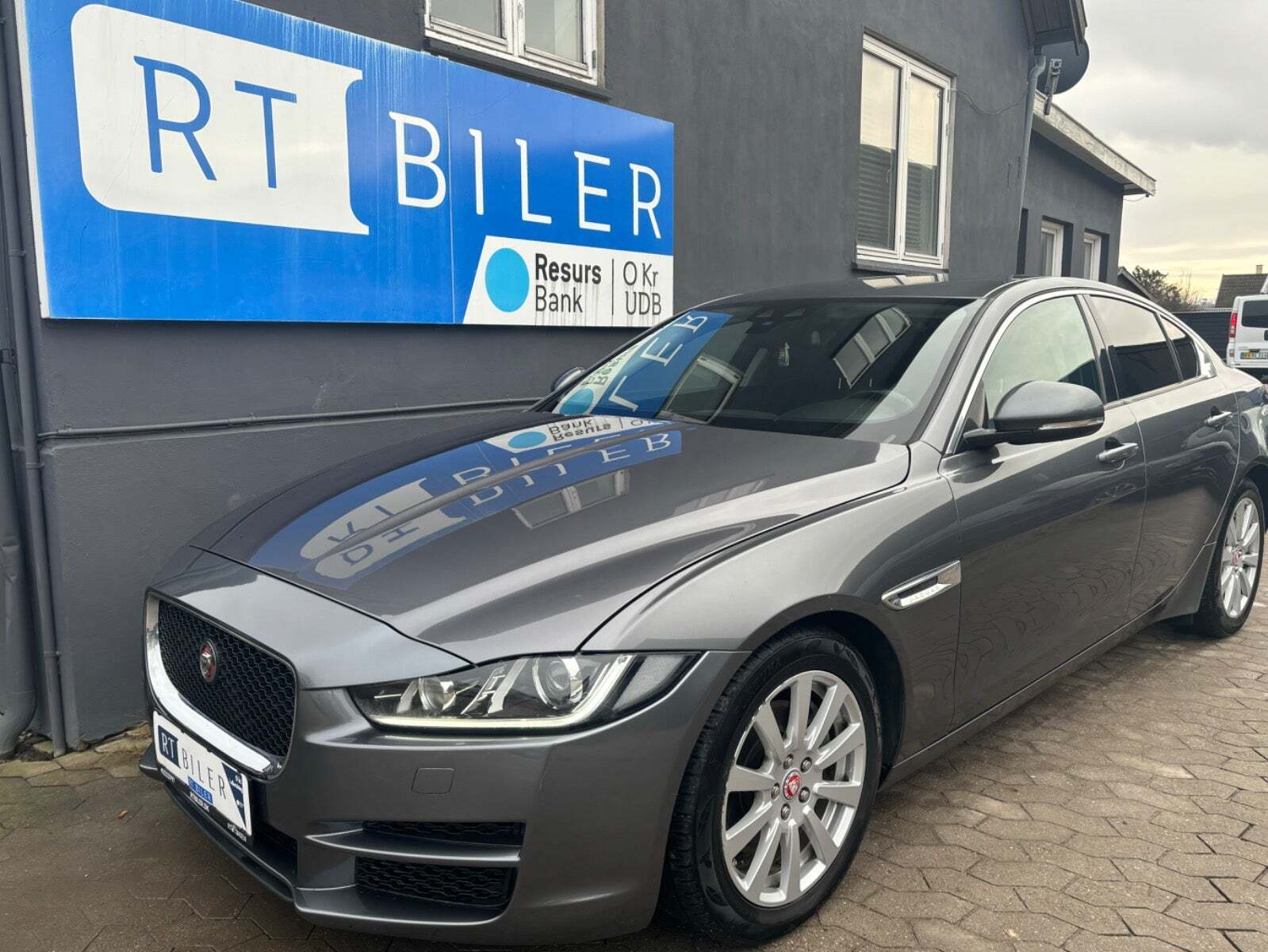 Grå Jaguar XE fra 2016