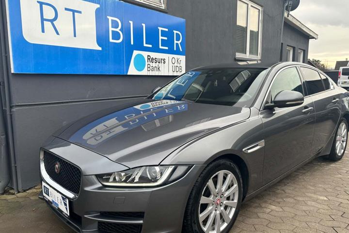 Grå Jaguar XE fra 2016