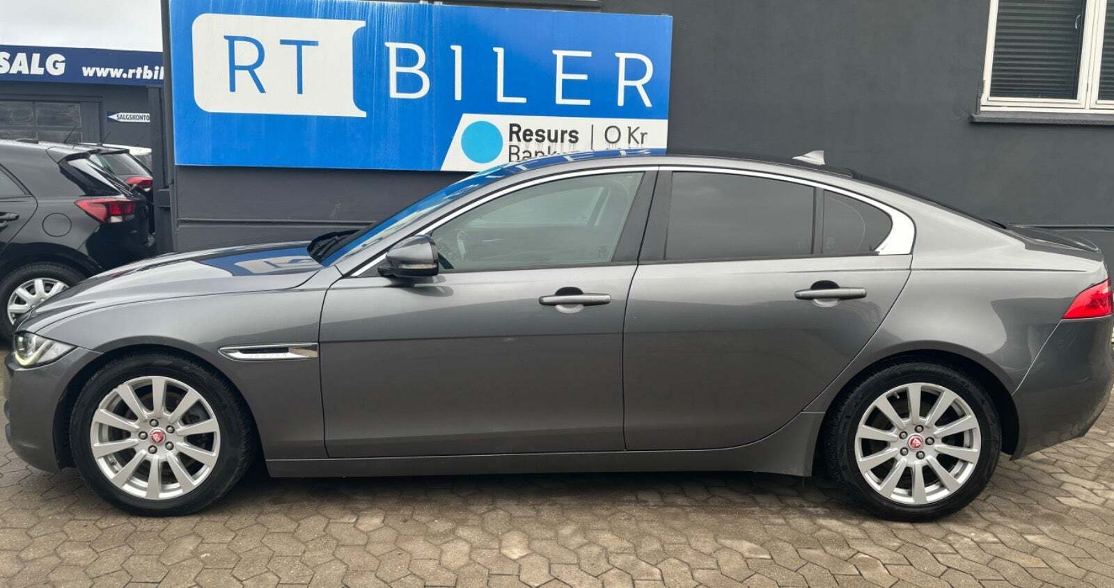 Grå Jaguar XE fra 2016