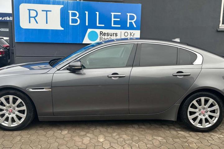 Grå Jaguar XE fra 2016