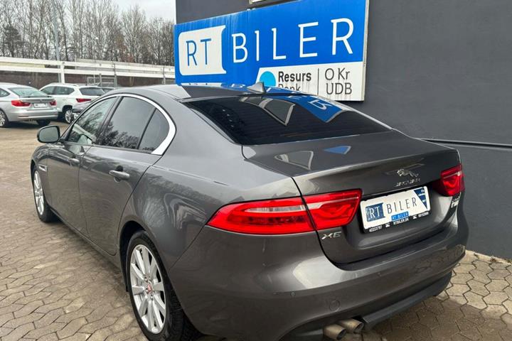 Grå Jaguar XE fra 2016
