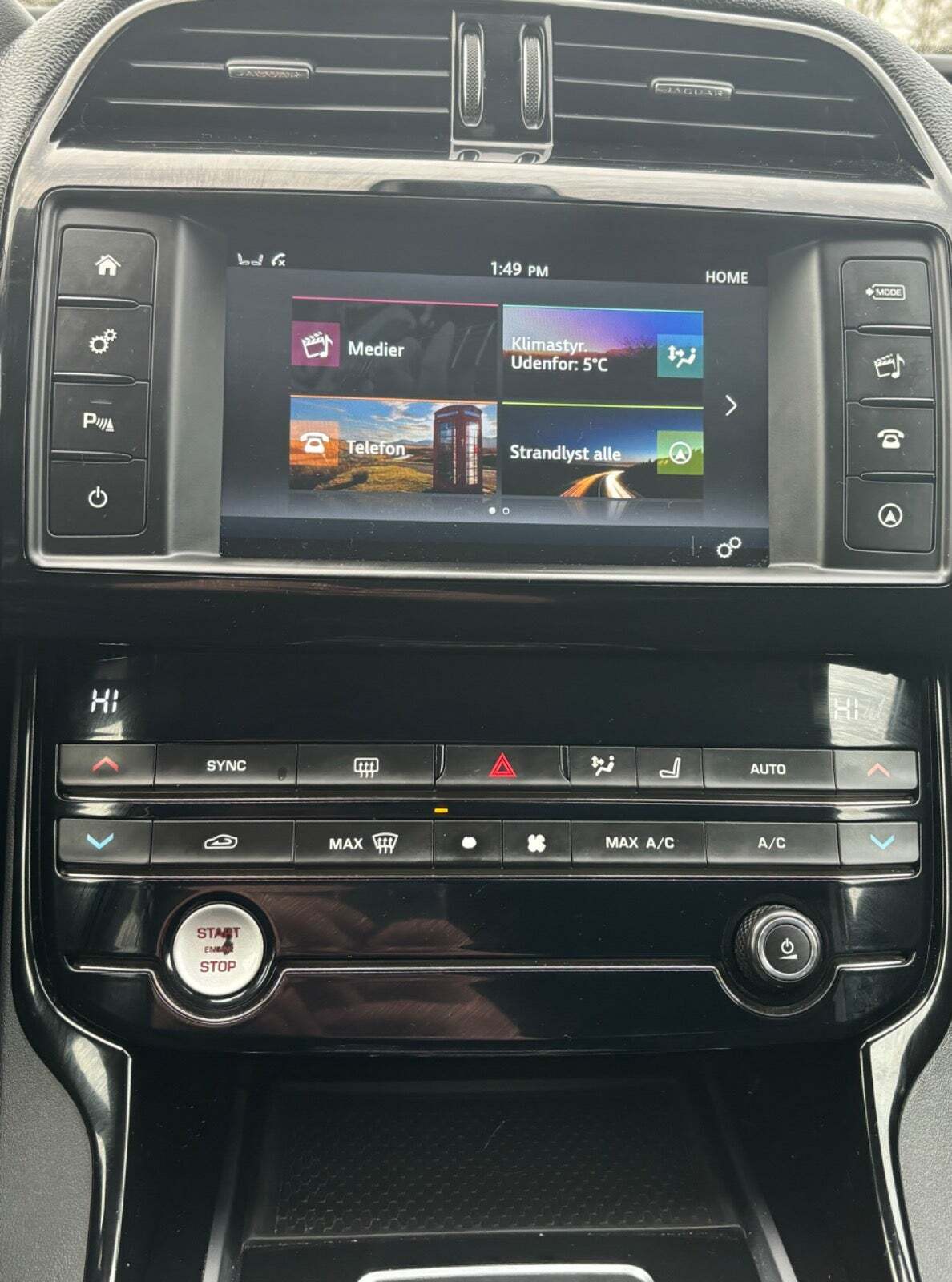 Grå Jaguar XE fra 2016