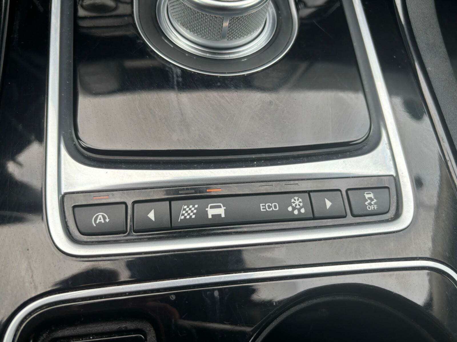 Grå Jaguar XE fra 2016