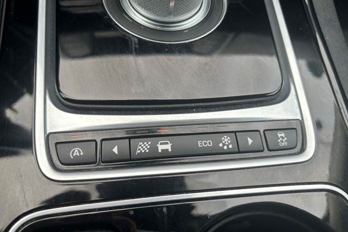 Grå Jaguar XE fra 2016