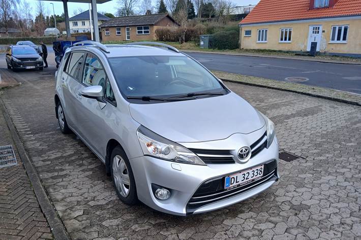 Grå Toyota Verso fra 2015