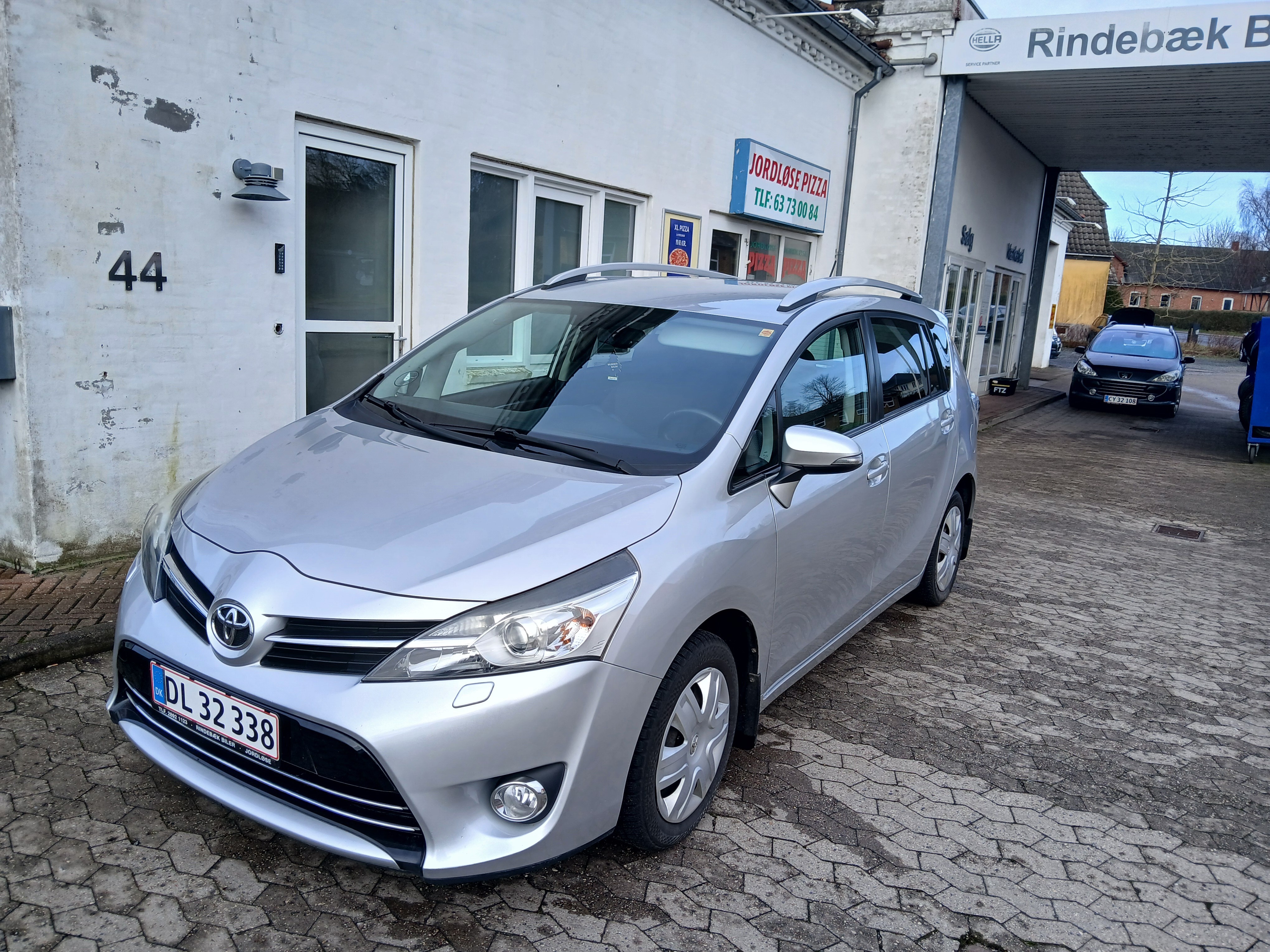 Grå Toyota Verso fra 2015