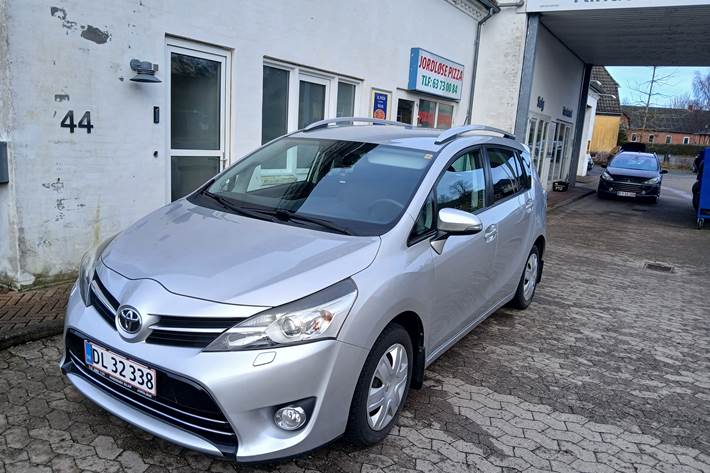 Grå Toyota Verso fra 2015
