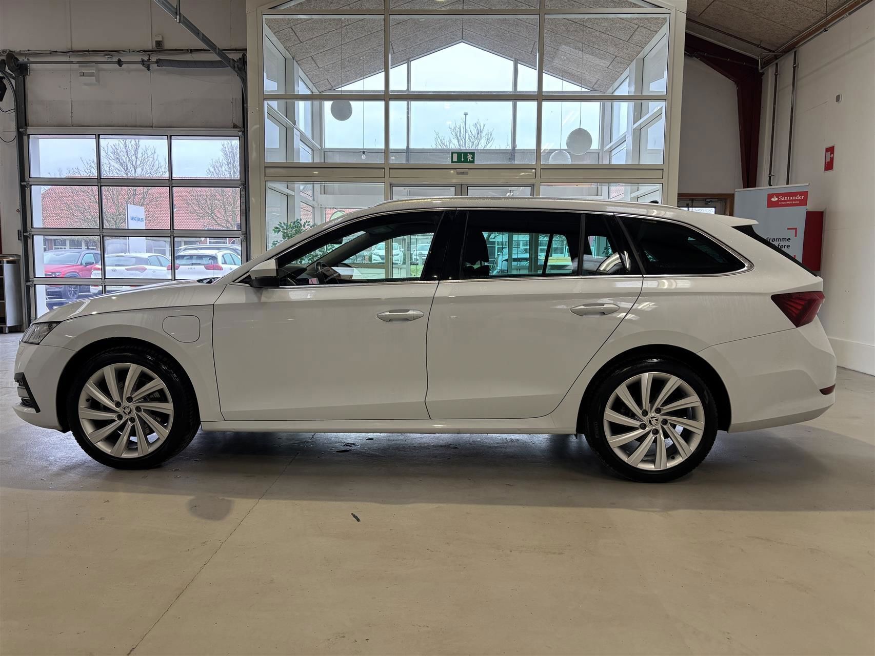 Hvid Skoda Octavia fra 2021