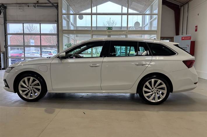 Hvid Skoda Octavia fra 2021