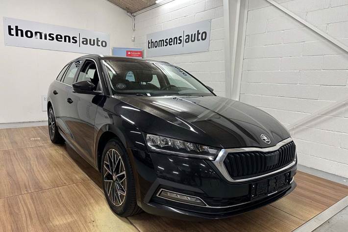 Sort Skoda Octavia fra 2021 set udefra